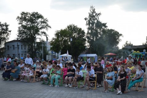 7 июля на площади В.И. Ленина прошел праздник, посвященный Дню семьи, любви и верности «Под защитой Петра и Февронии»